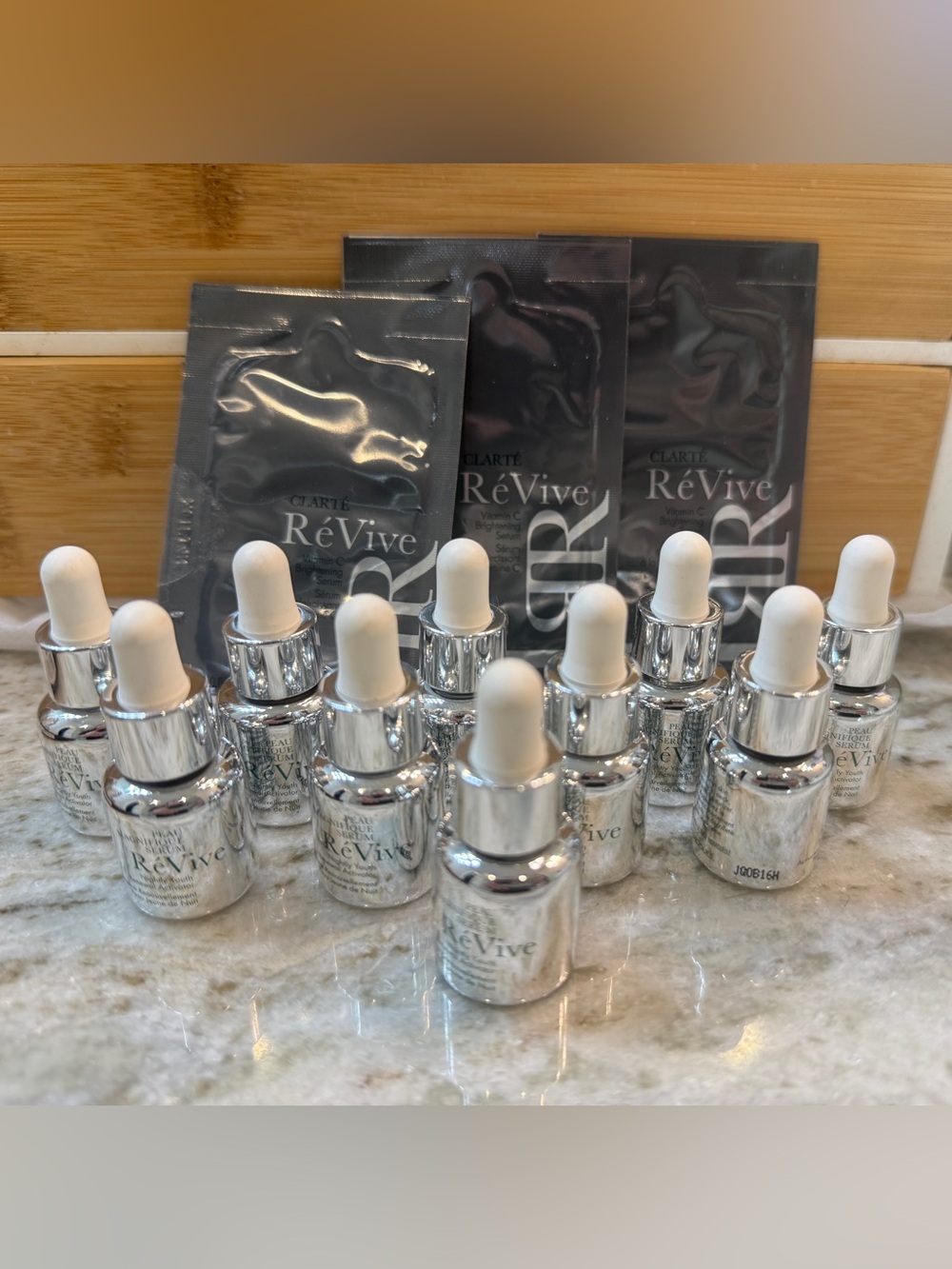 Revive 13 samples of skincare including 10 peau magnifique and 3 clarte serum - Picture 2 of 2